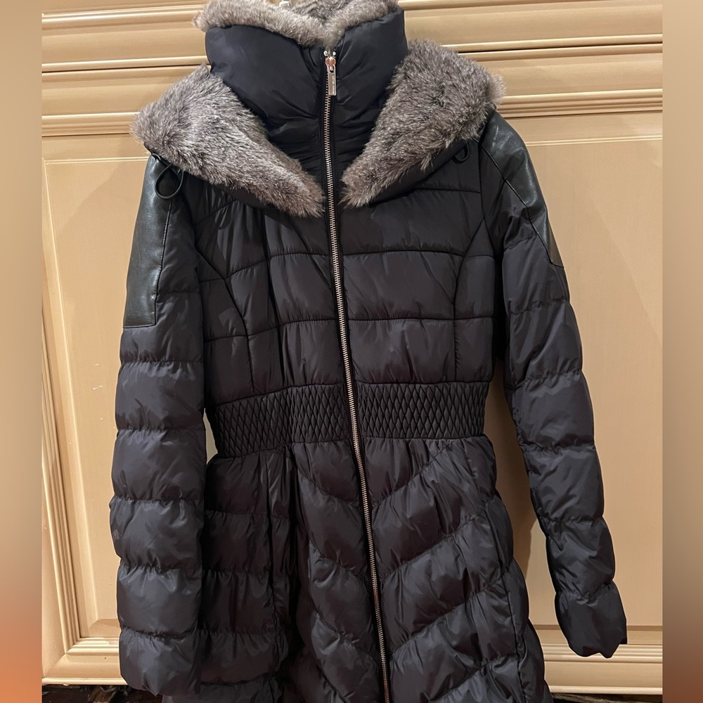 To the knee gorgeous winter coat. Black. Fo fur! Cinched waist. Never worn!!